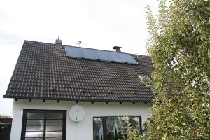 Wohnhaus mit Solarthermie-Anlage (Foto: ratiotherm)
