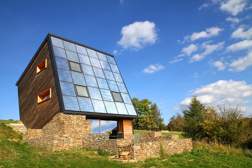 Haus mit Solarkollektoren (Foto: BSW-Solar)