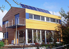 Passivhaus mit Solarkollektoren (Foto: Solvis)