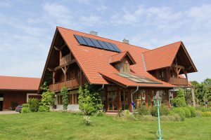 Wohnhaus mit Solarthermie-Anlage (Foto: ratiotherm)