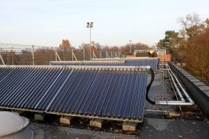 Solarthermie-Anlage auf dem Dach des Sportzentrums (Foto: Upmann/BSW-Solar)
